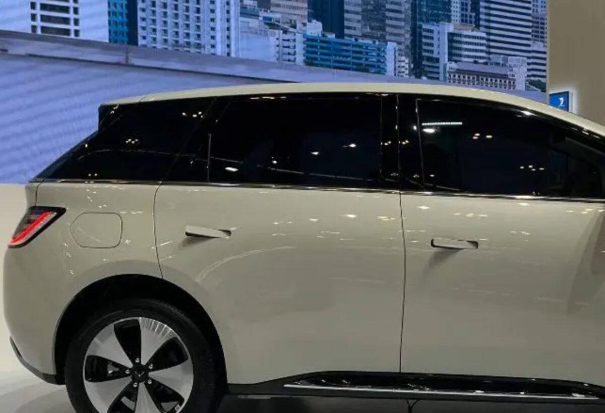 MG Windsor EV. First in Segment with Panoramic Roof, 460km Range, Under Scorpio Car Budget.