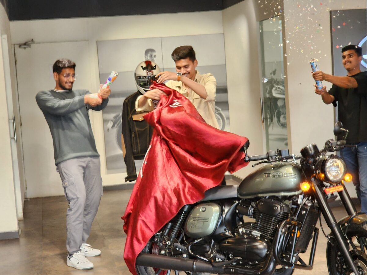 jawa42 Better Than Bullet in Lower Price. Jawa 42 Arrived With 300cc Engine in Just 1.73 Lakhs Leaving Everyone in Dust.