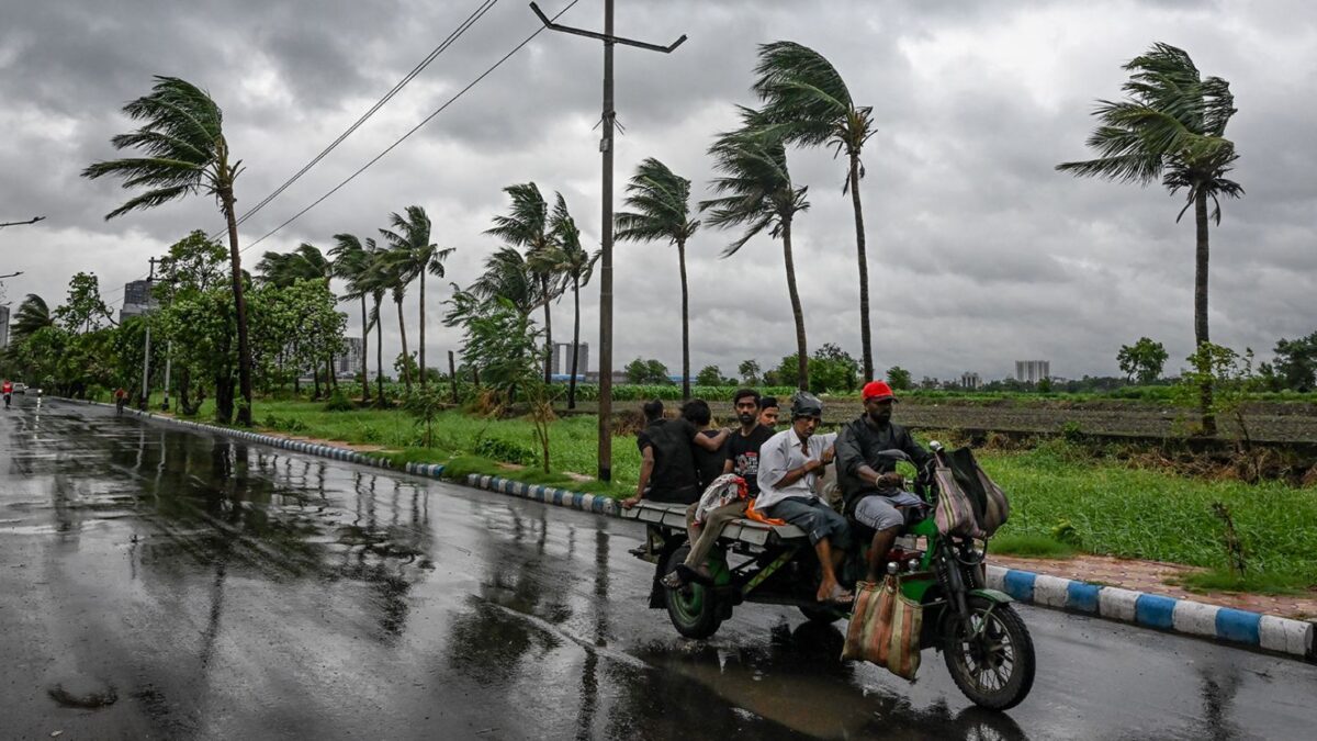 cyclone rain coming IMD Alerted Cyclone and Heavy Rainfall in Delhi, NCR Including 19 Cities.