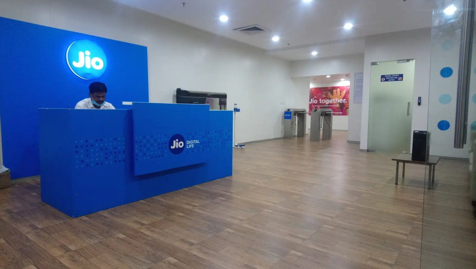 jio store 1 jpg Jio Announced Gift Before Diwali. 100 GB Free Cloud Storage and Many Premium Feature Now at Zero Cost.