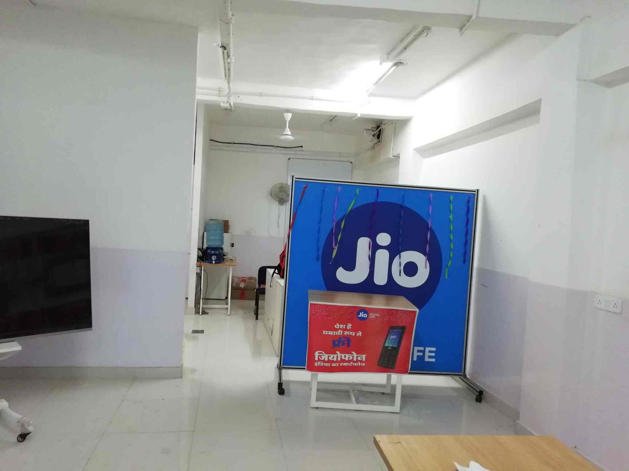 jio store Jio Announced Recharges Cheaper Like BSNL. Only 895 Rs For Full 336 Days Validity.