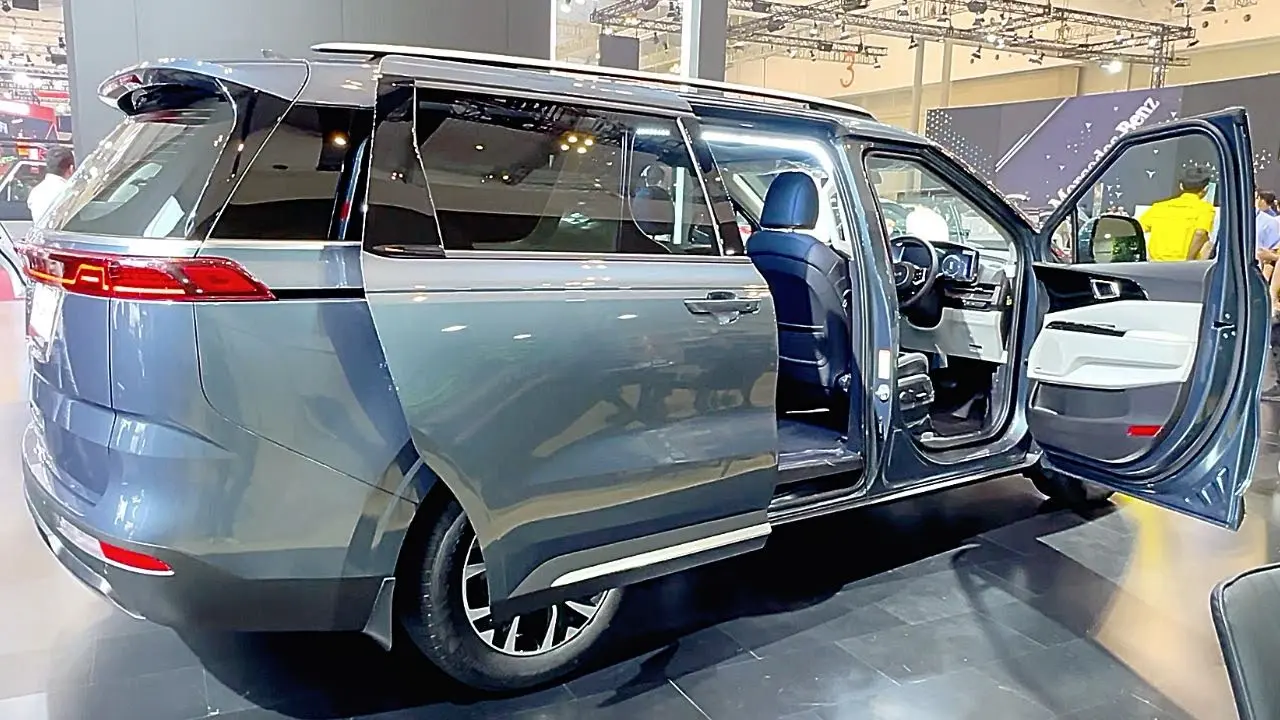 kia carnival jpg Forget 7 Seater Innova and Fortuner. 11 Seater Same Price KIA MPV is Coming to Take SUVs Crown.