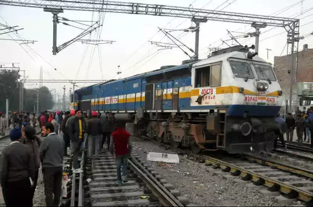 somnath express derailed National Breaking: Somnath Express Derailed Near Jabalpur Railway Station in MP.
