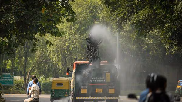 delhi aqi very poor Delhi Health Emergency For 3 Days. AQI Crossed 400 In These Areas. No Need to Go Outside.