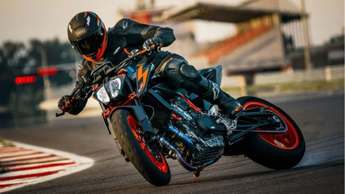 KTM 890 Duke R Key Highlights KTM 890 Duke R: Key Highlights .