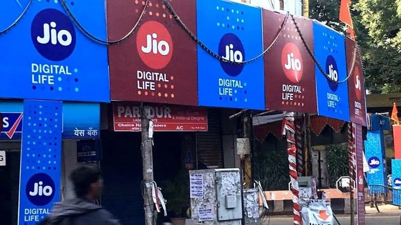 jio recharge shop Jio Launched 11 Rs 10 GB Internet Plan. Airtel, Voda looking Mouth of Each Other.