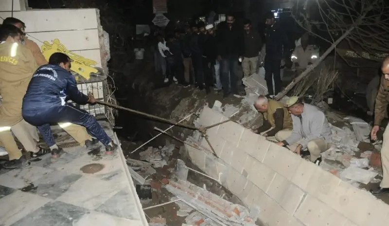 Sahibabad House Wall Collapse Traps Workers; Local Residents Blame Negligence in Drain Construction Work