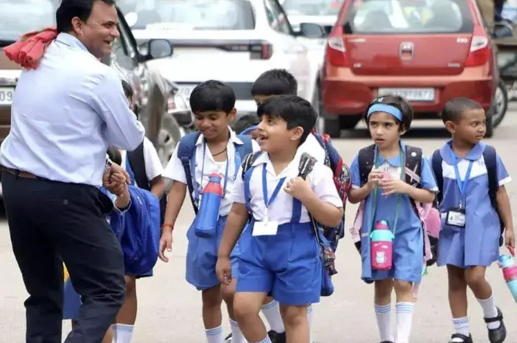 Delhi Schools Face Uncertainty as GRAP 3 Restrictions Reimposed Amid Rising Pollution and Warming Winter; Hybrid Learning Mode Implemented for Grades 5 and Below.