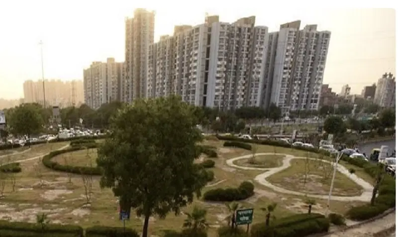 Greater Noida Expands Service Road to 10.5 Meters, Easing Traffic for Millions and Enhancing Access to Noida International Airport