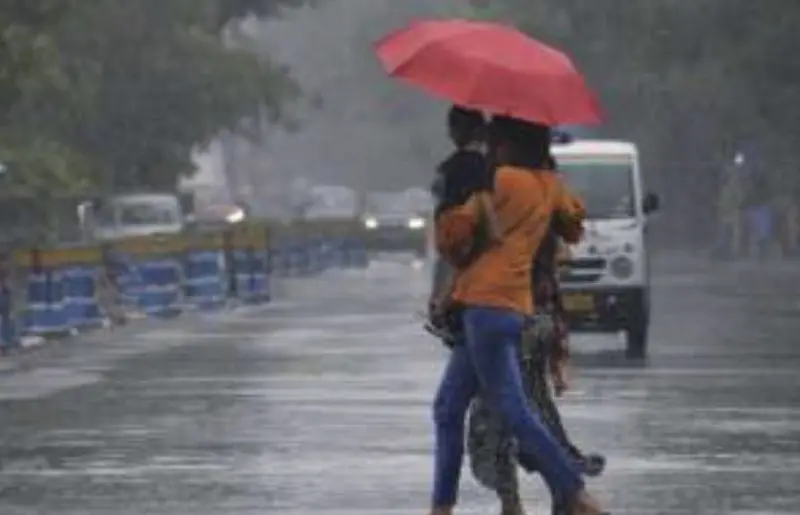 Heavy Rainfall Expected in 14 States Over Next Three Days; Delhi Faces Showers Today Amid Weather Changes and Strong Winds