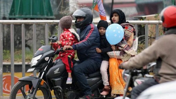 helmet New Traffic Rule: These children sitting on the back of the bike also need helmets.