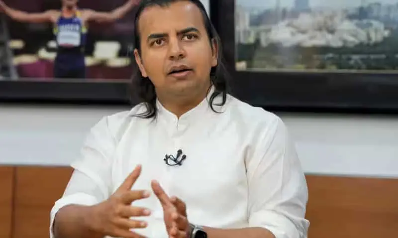 Bhavish Aggarwal is copying Elon Musk Every week the employees Bhavish Aggarwal is copying Elon Musk! Every week, the employees will be asking, "What's happening?"
