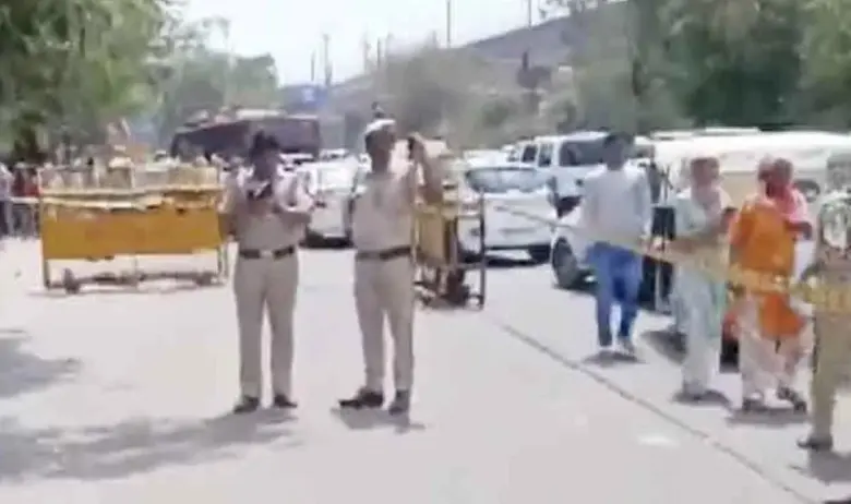 Daylight Shooting Shocks South Delhi: Armed Attack Near Chhattarpur Metro Leaves One Injured, Police Investigate Local Rivalry Motive.