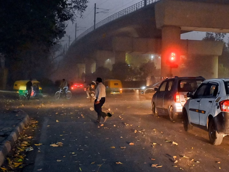 Delhi Storm Delhi NCR Heavy Weather Alert. Storm Can Reach Immediatly to 50 KM/HR Speed.