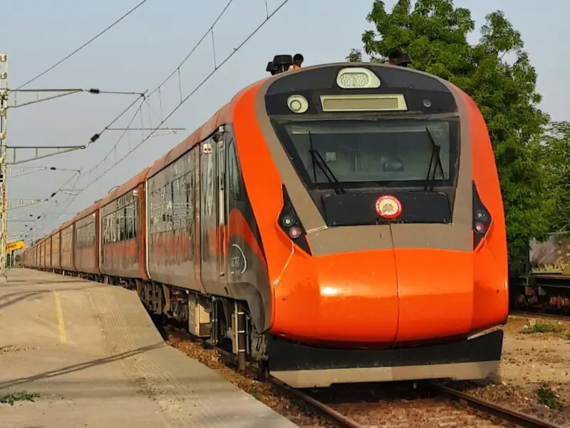 WhatsApp Image 2025 05 23 at 08.54.42 Vande Bharat Travel Without Ticket. TTE Naseem and Arjun Caught by ADRM.