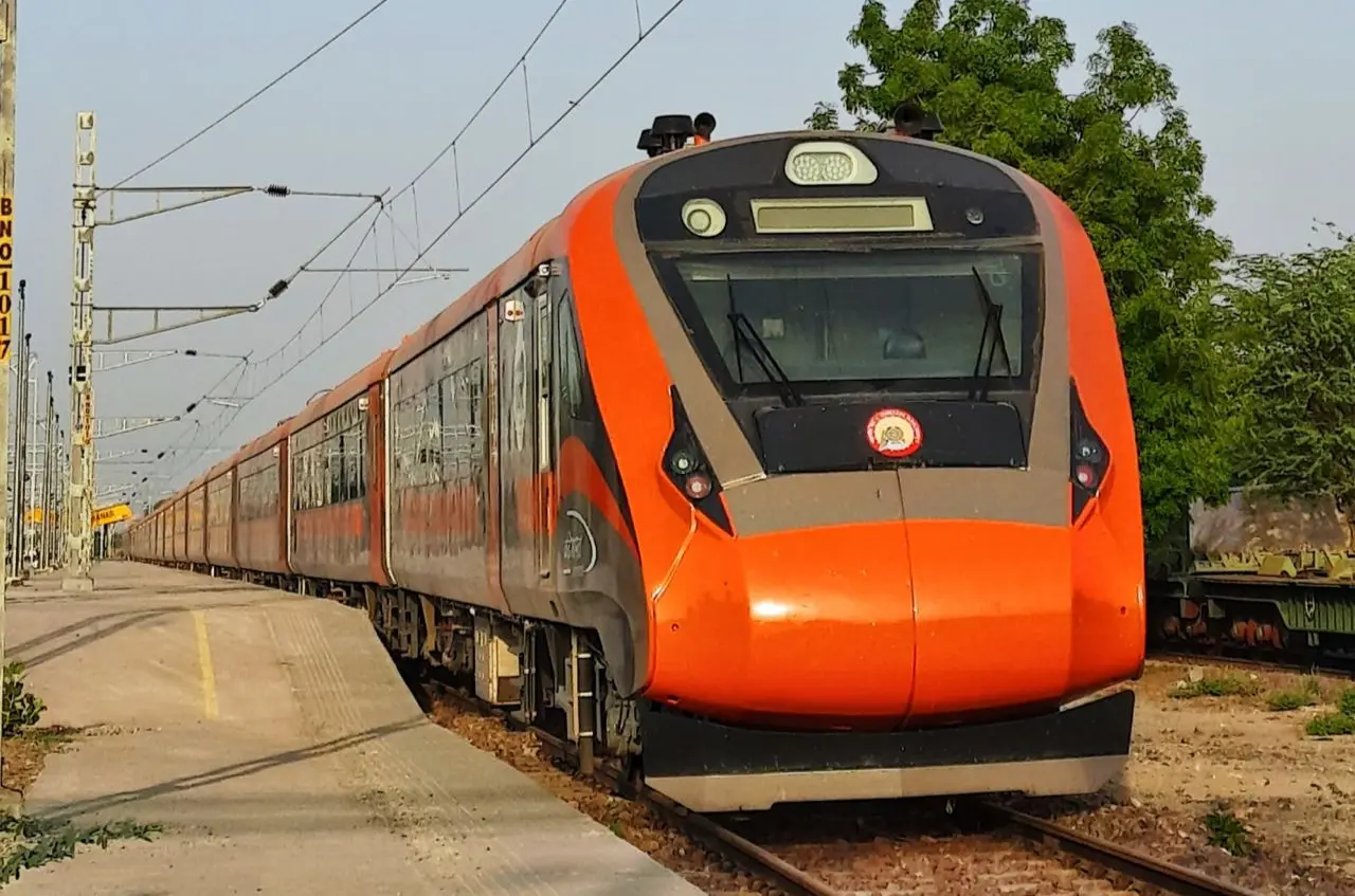 WhatsApp Image 2025 05 23 at 08.54.42 Vande Bharat Travel Without Ticket. TTE Naseem and Arjun Caught by ADRM.