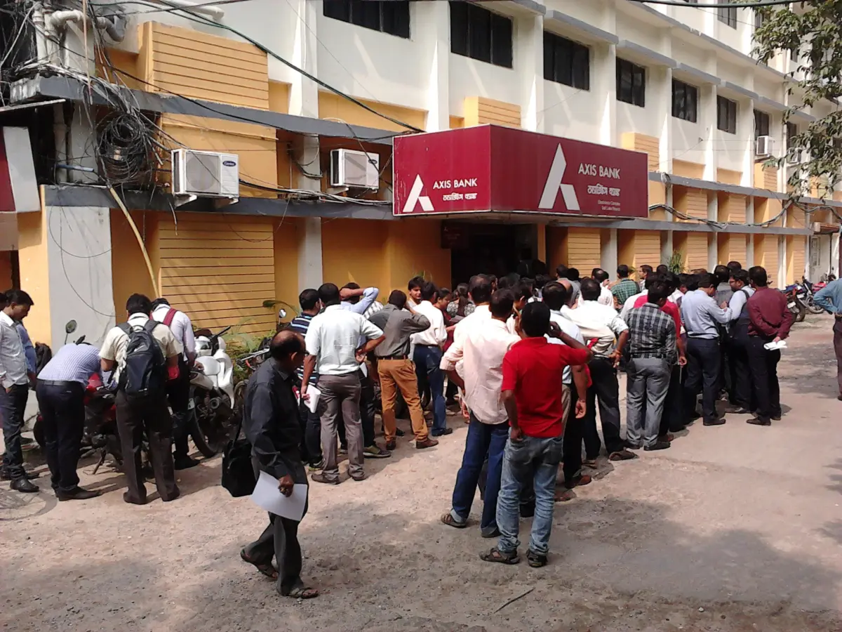 bank queue All Bank Deposits Will be Soon 10 Lakhs Rs Limits Max For Safety. RBI and DICGC Geared Biggest Change.