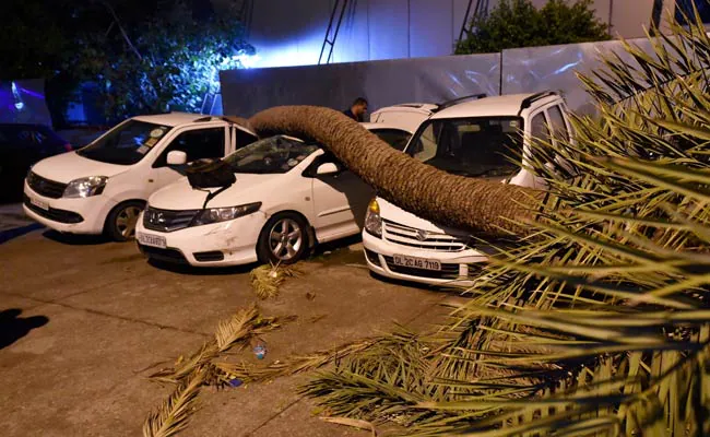 delhi storm IMD Warned For 50 KMPH Storm and Rainfall. Be Mindful While Going on Rooftop or Outside.