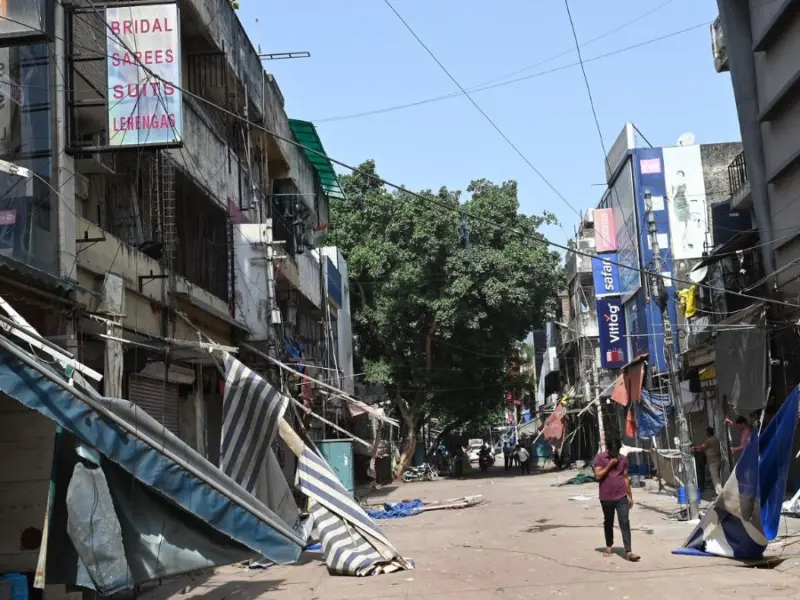 sarojni nagar Delhi Started NDMC Bulldozer Action. Mini Market in Sarojini Nagar Destroyed.