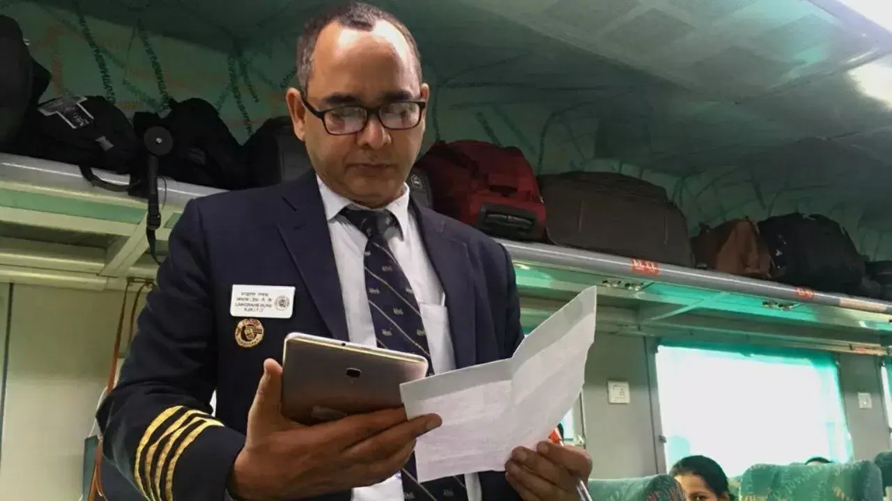 tte m aadhar check e1749175808410 Railway Ticket System Changed. TTe Will Use mAadhaar App for Real-Time Passenger Identity.