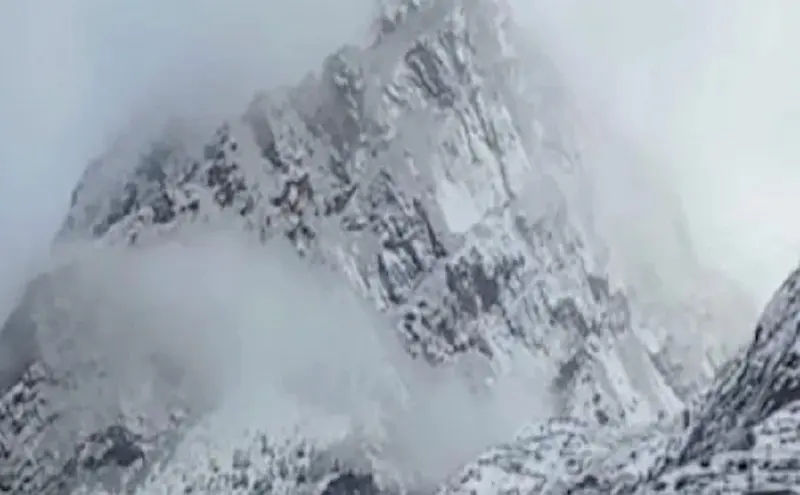 Severe Cold Hits Uttarakhand as Fresh Snowfall Blankets Badrinath and Kedarnath, Affecting Pilgrimage Amid Weather Changes