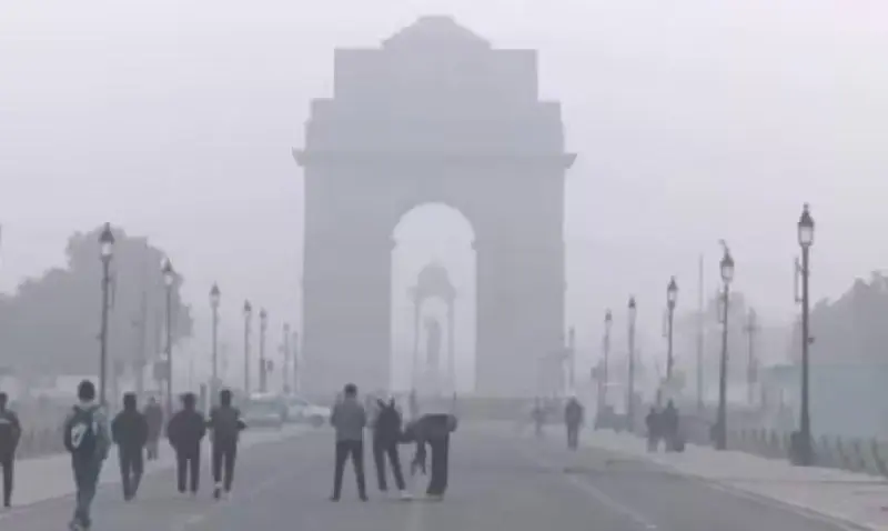 Severe Cold Wave Hits North India; Delhi Sees Temperature Drop to 10°C as Heavy Rain Alert Issued for Southern States