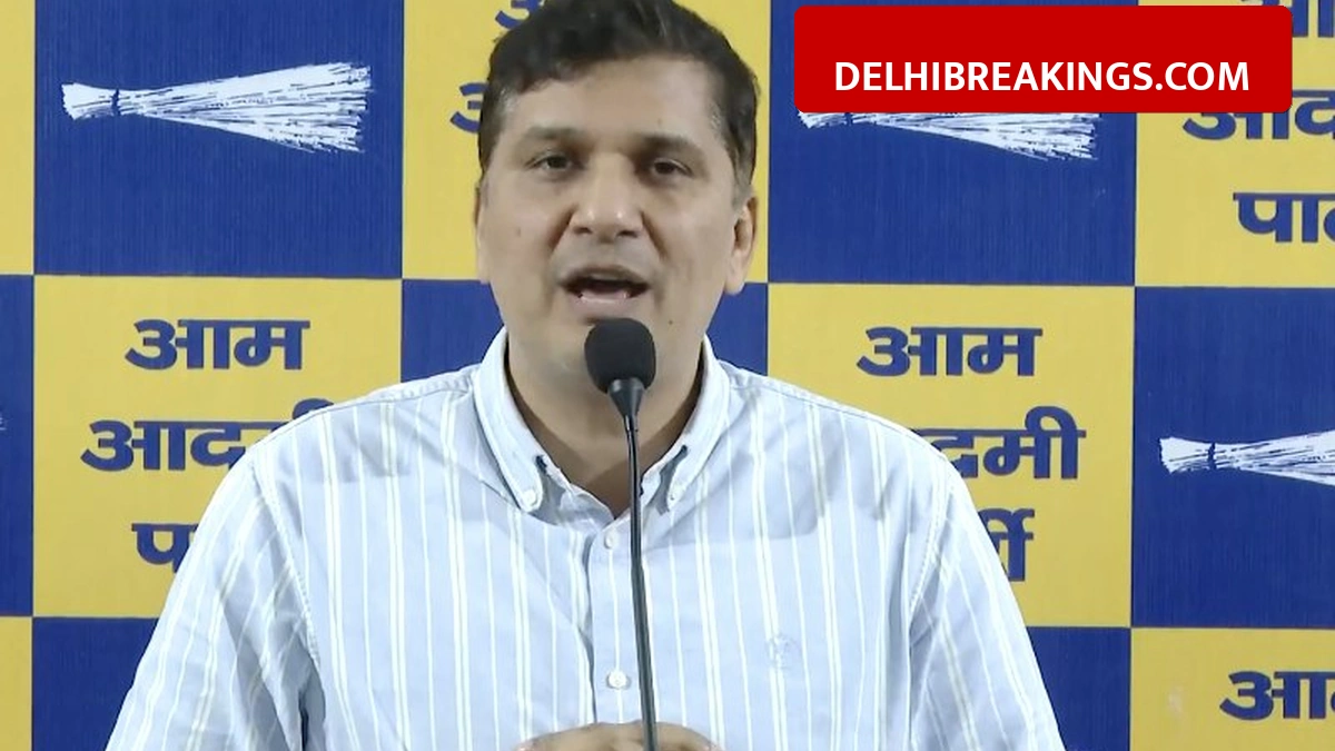 delhibreakings saurabh bhardwaj garbage dumping challenge delhi lg cm Saurabh Bhardwaj Challenges LG and CM, Asks to Dump One Truck of Garbage in Their Lawns
