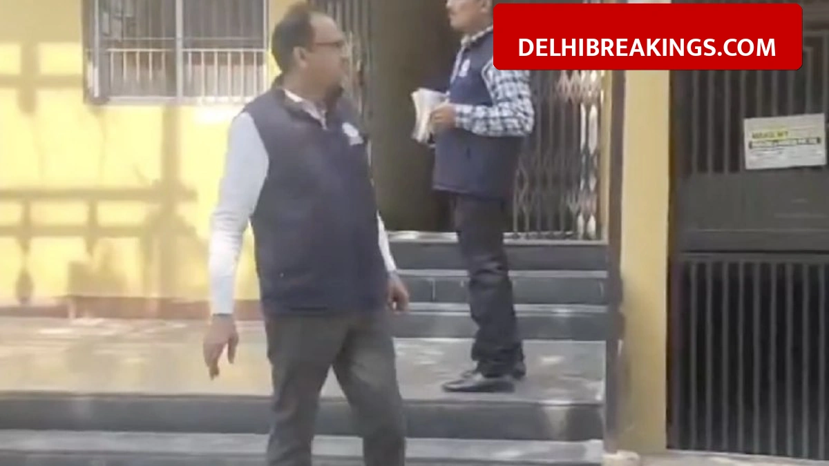 delhibreakings up vigilance raid clerk gagan singh assets case UP Vigilance Team Raids Clerk Gagan Singh's Home, Cash and Jewelry Worth Lakhs Recovered in 3 Cities