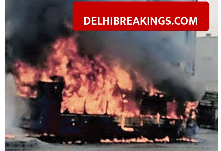 delhibreakings delhi nangloi cluster bus accident 2 dead mob fire Delhi Nangloi Bus Accident: Speeding Cluster Bus Crushes Vehicles Causing 2 Deaths, Angry Mob Sets Bus on Fire