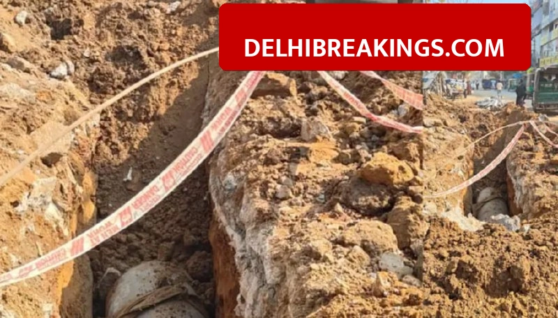 delhibreakings gurugram khandsa road mcg negligence sewer excavation safety risk Gurugram News: Khandsa Road Excavated Without Safety Barricades, Commuters at Risk Due to MCG Negligence